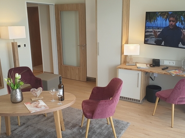 Schön eingerichtetes Hotelzimmer im Landhotel Hermannshöhe.
