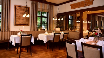 Auswahl einiger gedeckter Tische mit Kerzen im Restaurant des Landhotels Hermannshöhe.