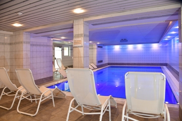Innenansicht vom Spa Schwimmbereich im Landhotel Hermannshöhe.