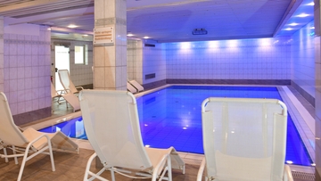 Innenansicht vom Spa Schwimmbereich im Landhotel Hermannshöhe.