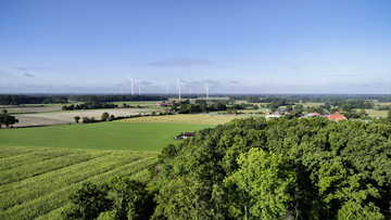 Seitliche Drohnenaufnahme vom Landhotel Hermannshöhe in Legden.