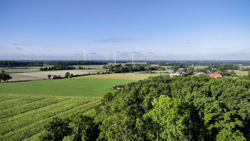 Seitliche Drohnenaufnahme vom Landhotel Hermannshöhe in Legden.