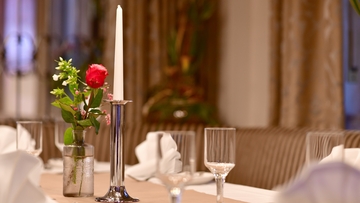 Gedeckter Tisch im schicken Restaurant.