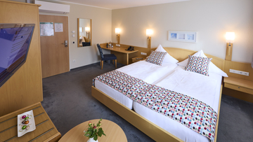 Schönes Hotelzimmer für Paare mit einigen Pralinen für die Gäste.