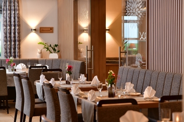 Schön gedeckte Tische zum speisen im Restaurant des Landhotels Hermannshöhe.