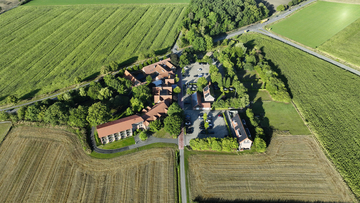 Drohnenfoto von oben des Landhotels Hermannshöhe.