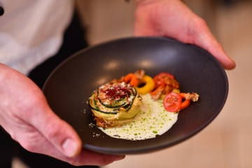Nahaufnahme eines kleinen Menüs im Restaurant des Landhotels Hermannshöhe.