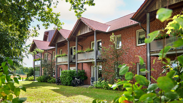 Kontaktieren Sie uns. Außenansicht (Vorderseite) vom Übernachtungshaus Haulingbusch im Landhotel Hermannshöhe.