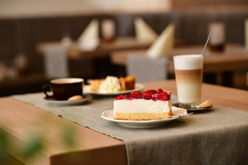 Bild vom Kaffee und Kuchen für zwei Personen vom 4 Tage Entdecken Angebot im Landhotel Hermannshöhe.