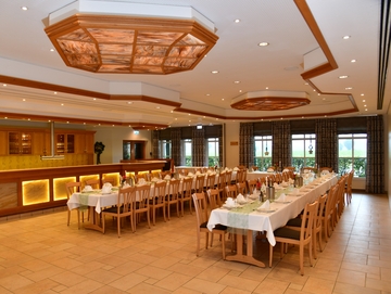 Weiteres Bild gedeckter Tische für eine Hochzeit in einem der Säle im Landhotel Hermannshöhe.