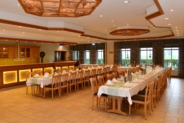 Weiteres Bild gedeckter Tische für eine Hochzeit in einem der Säle im Landhotel Hermannshöhe.