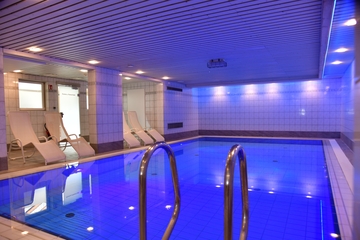 Schwimmbecken mit ambienter Beleuchtung zum erholen im Spa Bereich des Landhotels Hermannshöhe.
