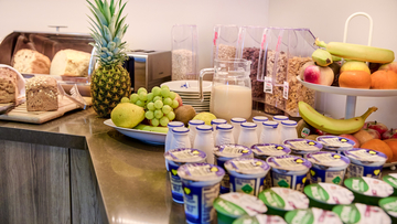 Frühstücksbuffet mit Quark, Früchten und weiterem Obst.