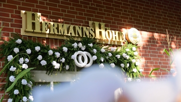 Dekorierter Eingang zum Saal in dem eine Hochzeit stattfindet.