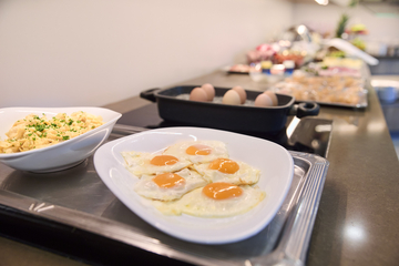 Schrägansicht vom leckeren Essen des Frühstücksbuffet.