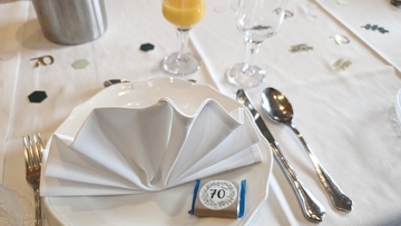 Dekorierte Tische für den Geburtstag auf einer Familienfeier.