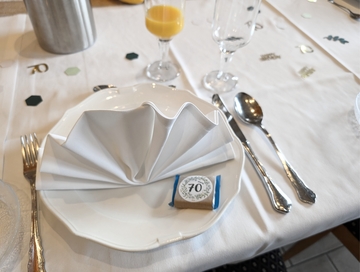 Dekorierte Tische für den Geburtstag auf einer Familienfeier.