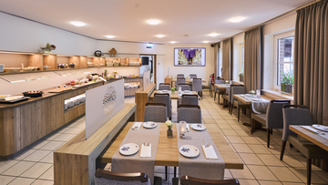 Gedeckte Tische für das Frühstücksbuffet im Landhotel Hermannshöhe.