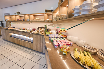 Frühstücksbuffet mit großer Auswahl.