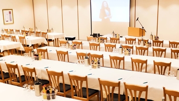 Vorbereiteter Seminarraum für eine Firmenpräsentation