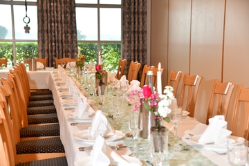 Schön dekorierte Tische für eine Hochzeit in einem großen Saal von Landhotel Hermannshöhe.