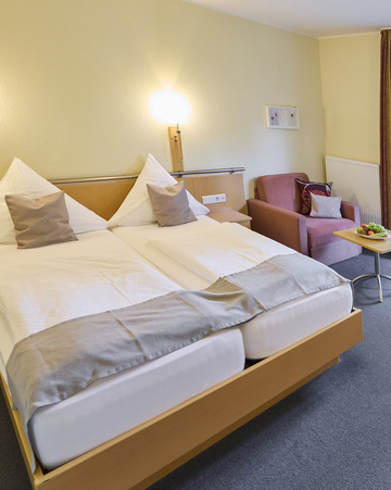 Großes Hotelzimmer mit eigener kleinen Terrasse.