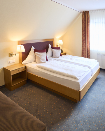 Bequemes Hotelzimmer mit Doppelbett.