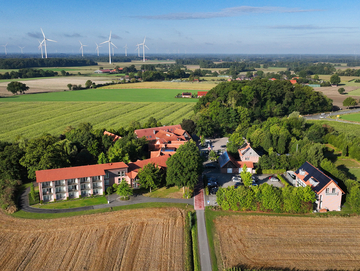 Weitere Drohnenaufnahme von vorne des Landhotels Hermannshöhe.