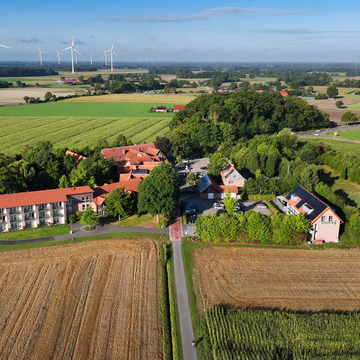 Weitere Drohnenaufnahme von vorne des Landhotels Hermannshöhe.