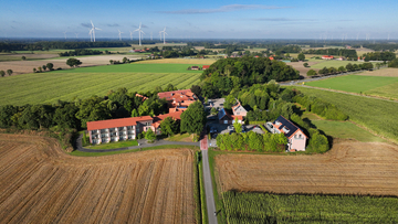 Weitere Drohnenaufnahme von vorne des Landhotels Hermannshöhe.