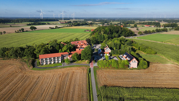 Weitere Drohnenaufnahme von vorne des Landhotels Hermannshöhe.