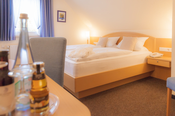 Bild eines der Hotelzimmer in denen man Übernachten kann.