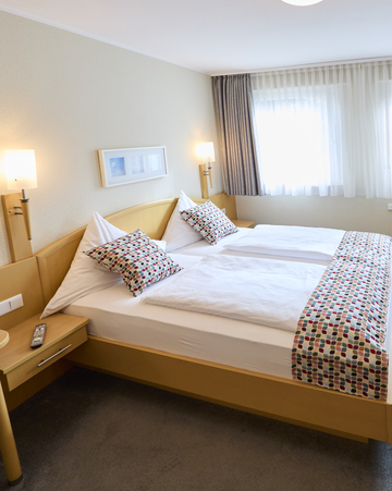 Hotelzimmer mit einem Doppelbett.