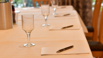 Gedeckter Tisch im Tagungs- und Seminarraum im Landhotel Hermannshöhe.